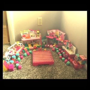 🌟Excellent condition🌟Multiple Shopkins and sets.